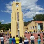 The residents gathered around the coluna da hora inside Antônio Diogo