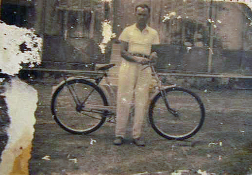 A man with a bicycle at Bomfim