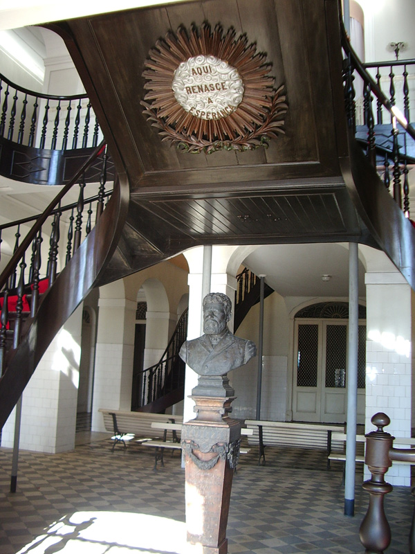 Entry to Frei Antônio with the inscription ‘Here Hope is Reborn’; this was changed from an earlier one that exhorted those who entered the hospital to renounce all hope.