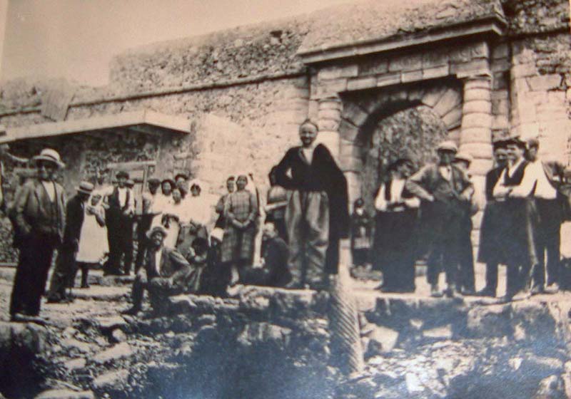 Patients near the entry to Spinalonga