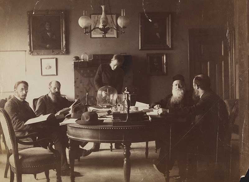 Part of the science faculty at the BergenMuseum, including Gerhard Armauer Hansen(second from left) and Daniel CorneliusDanielssen (second from right). Via WikimediaCommons.