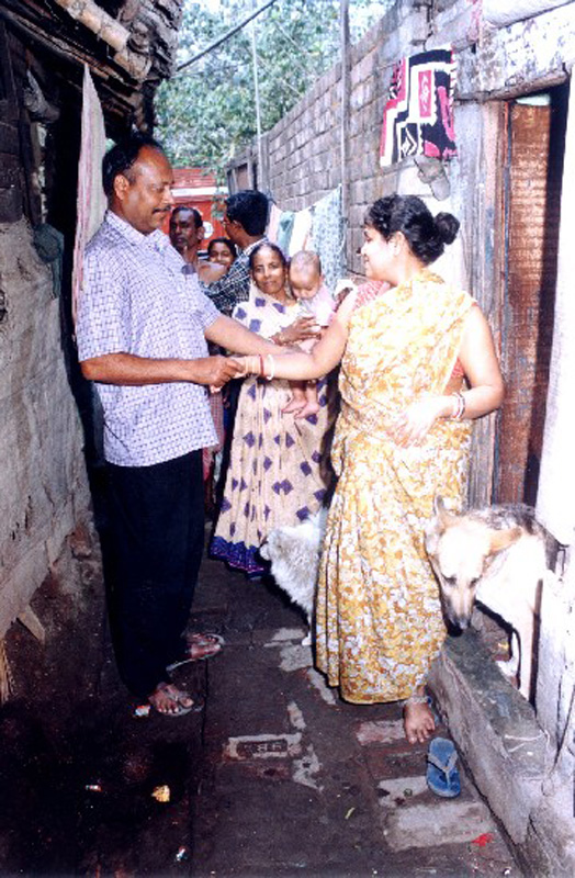 Case detection survey in progress in a Calcutta slum. 2001