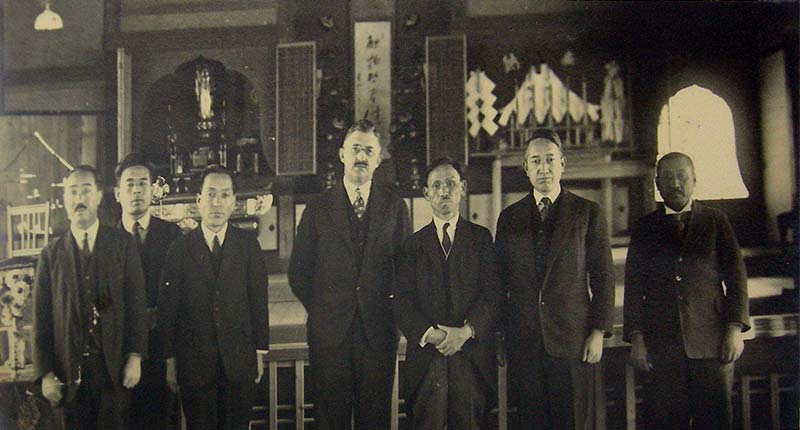 Dr. H. W. Wade (centre) with Drs K. Yamamoto, S. Nakajo, K. Kusama, and other Japanese health officials and asylum directors.