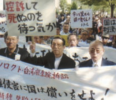 Koh (center): tireless campaigner for human rights