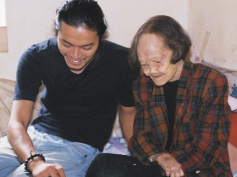Harada with Linghou villager Cai Wanquing