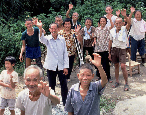 This image has an empty alt attribute; its file name is ph027-05.jpgResidents of Teng-Qiao village in Guangdong Province bid farewell to volunteers at the end of a JIA work camp.