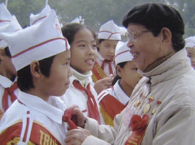 Nguyen Duc Thin (right): a Teacher of the Nation