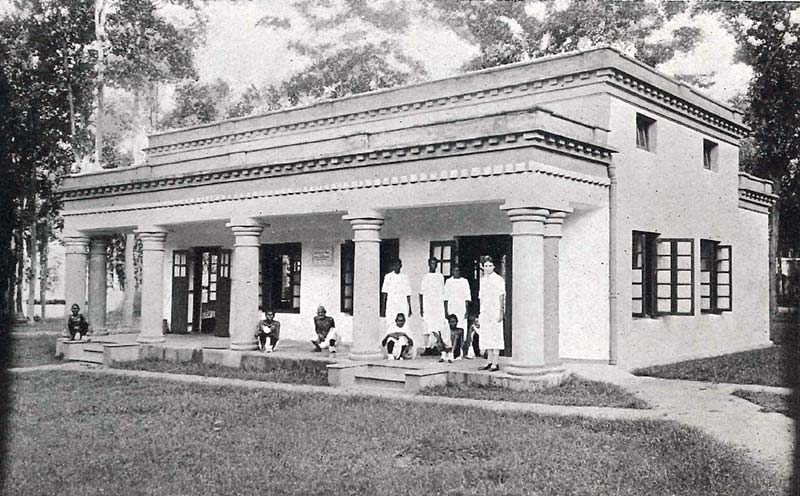 The out-patients’ hospital. The nursing sister with three of the nursing staff and some patients.