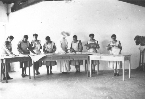 Women working in groups at Rovisco Pais