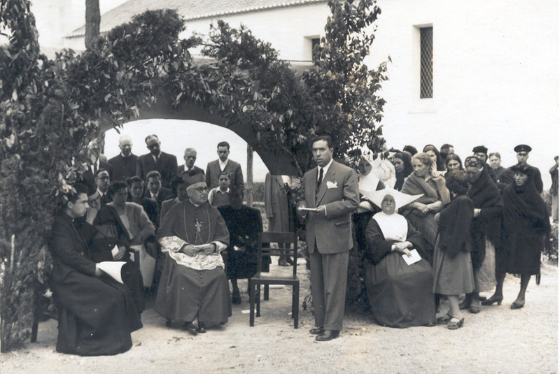 Rovisco Pais residents with a visiting bishop